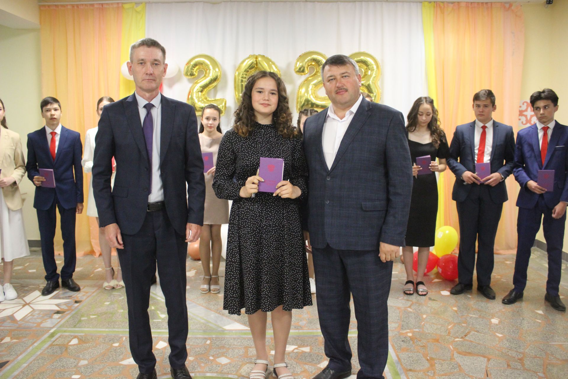 Кошман мәктәбендә узган аттестат тапшыру тантанасы мизгелләре