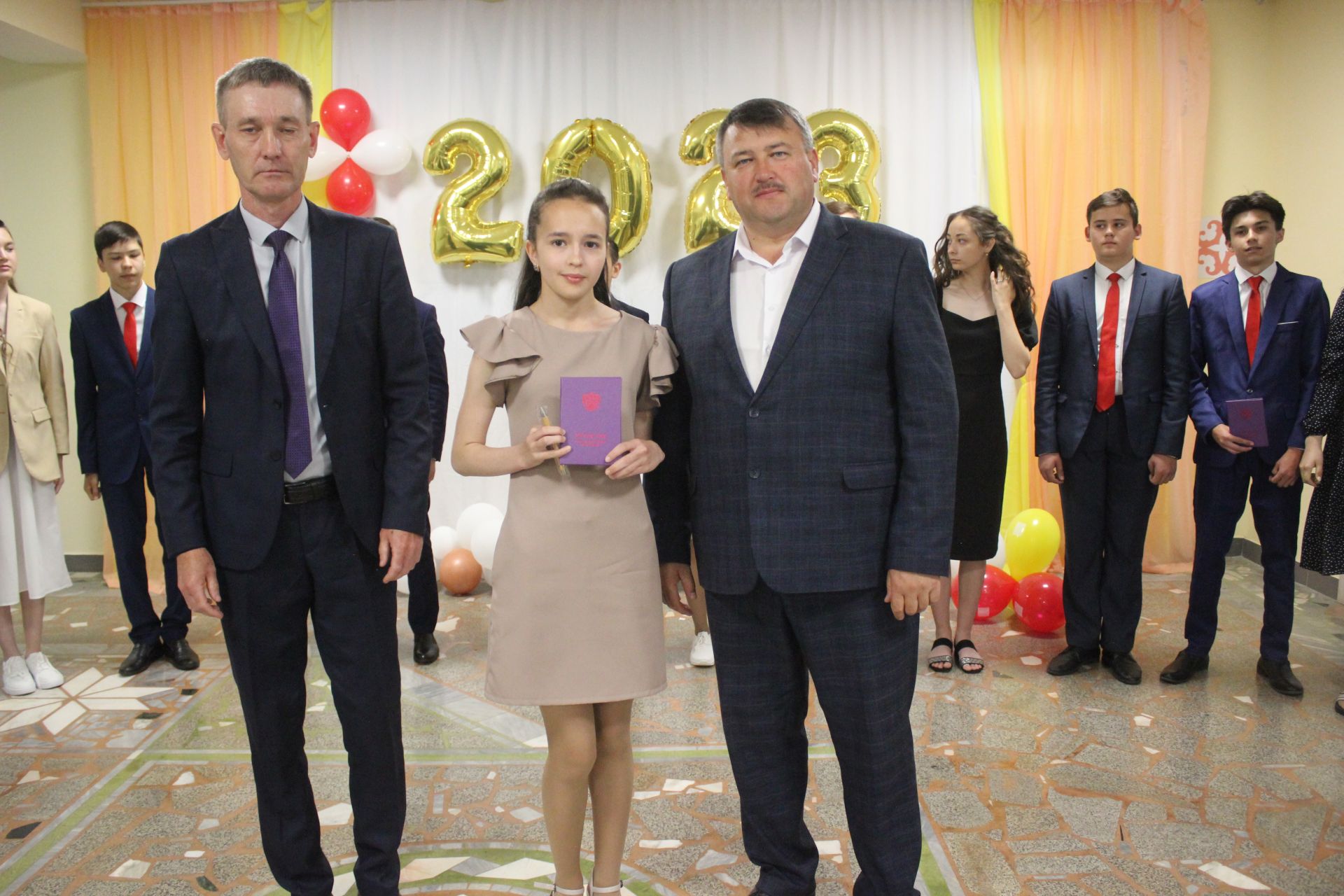 Кошман мәктәбендә узган аттестат тапшыру тантанасы мизгелләре