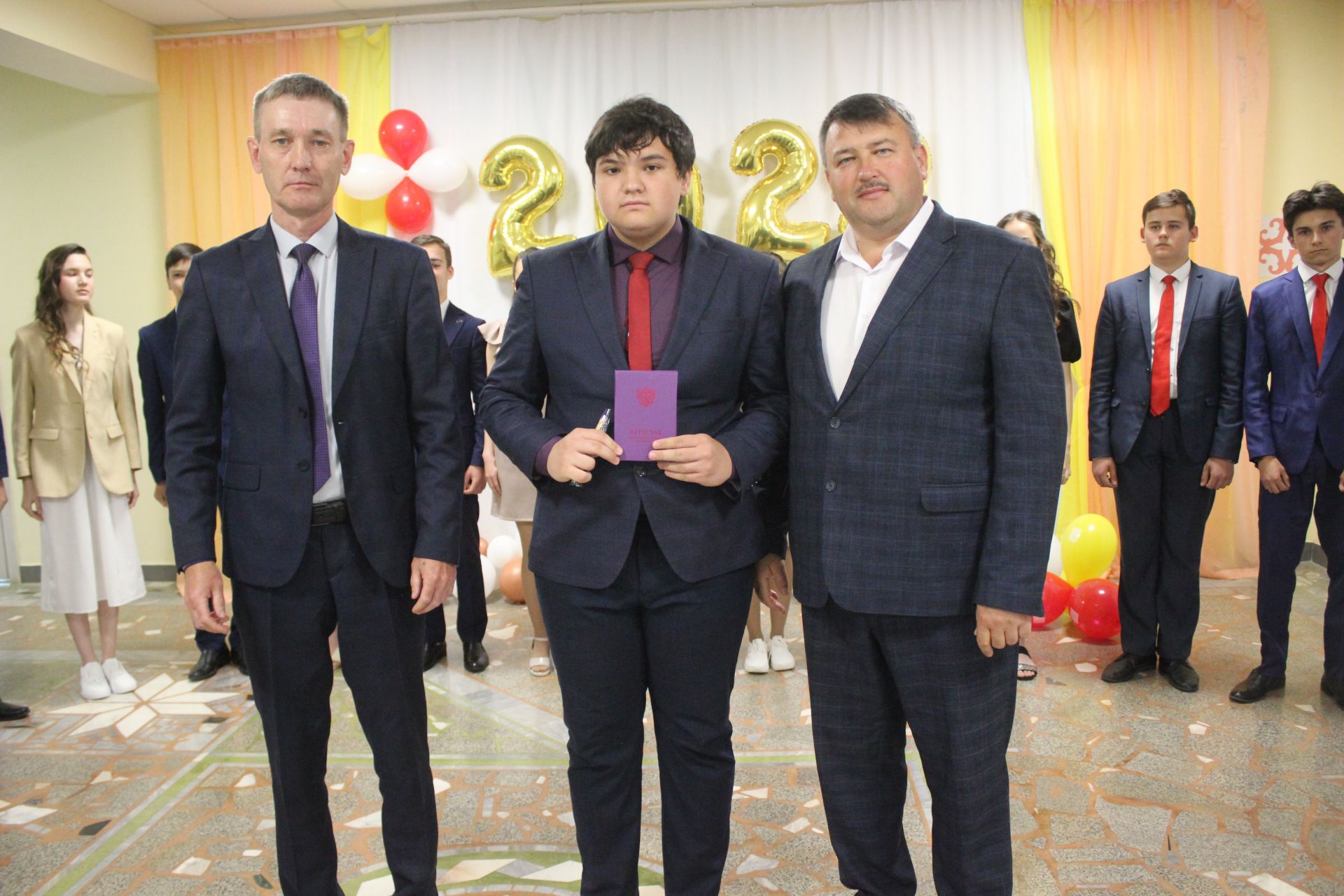 Кошман мәктәбендә узган аттестат тапшыру тантанасы мизгелләре