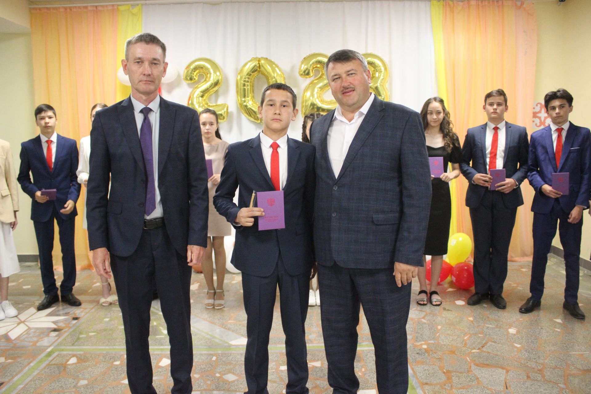 Кошман мәктәбендә узган аттестат тапшыру тантанасы мизгелләре