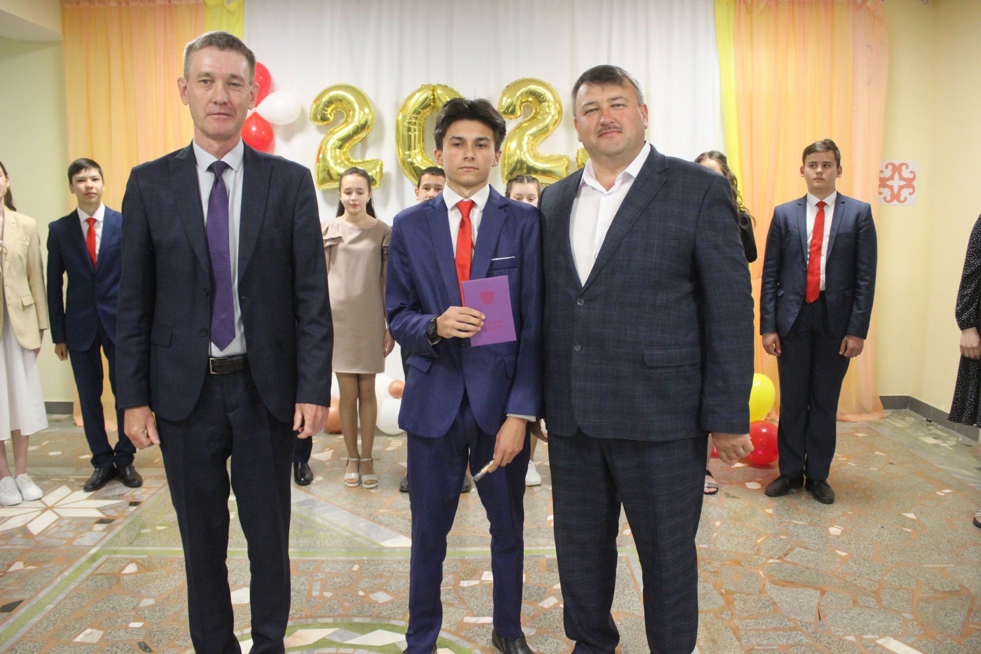 Кошман мәктәбендә узган аттестат тапшыру тантанасы мизгелләре