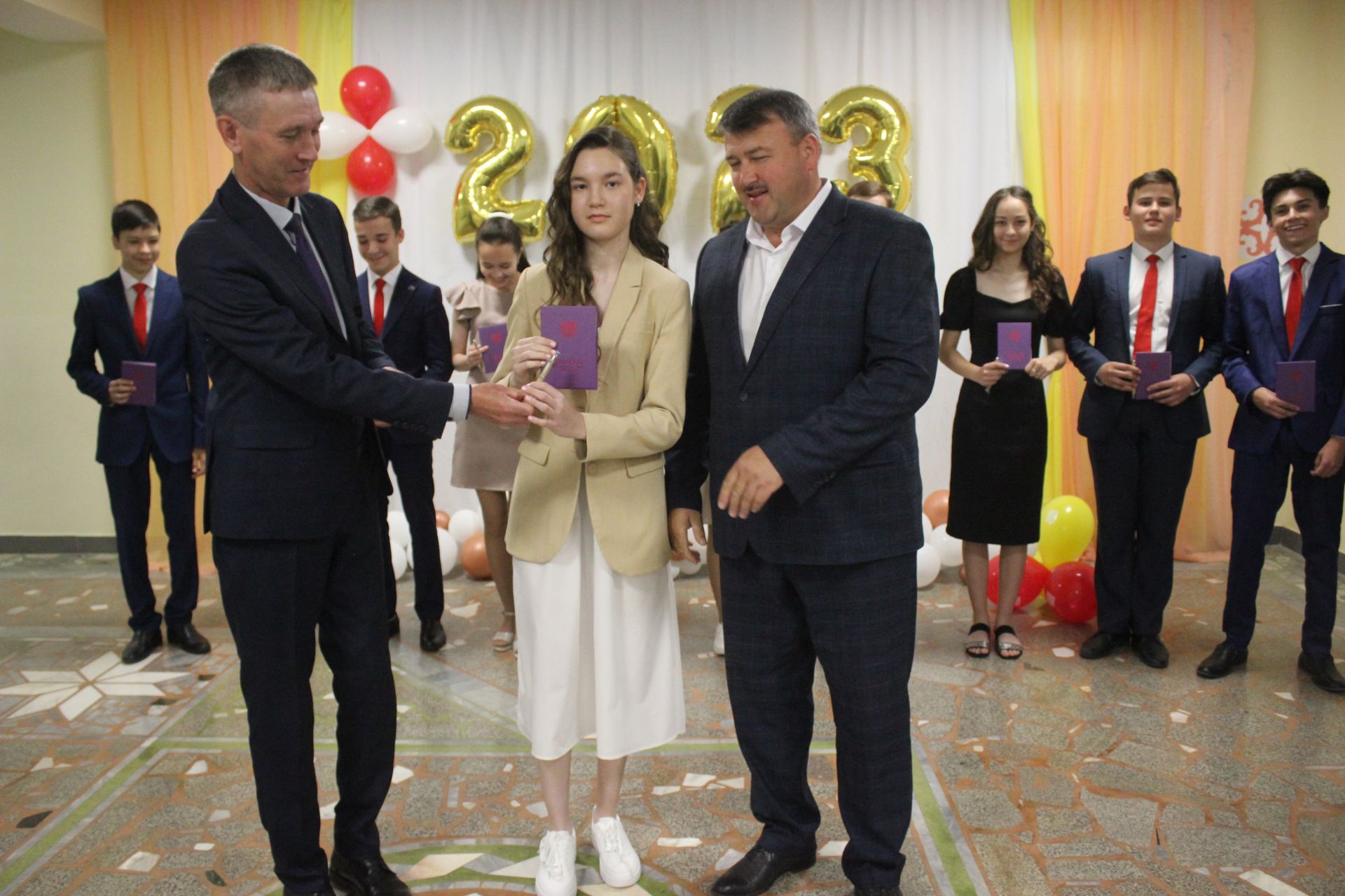 Кошман мәктәбендә узган аттестат тапшыру тантанасы мизгелләре