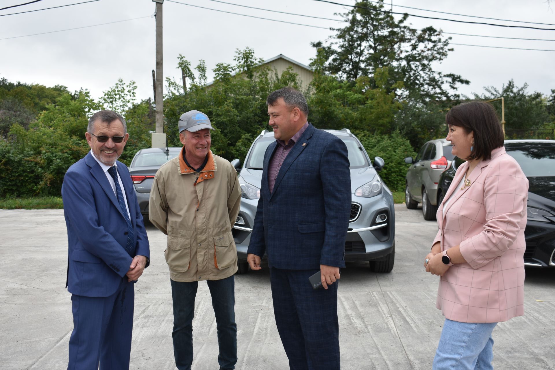 Район башлыгы Альберт Рәхмәтуллин Колаңгыдагы тимер-бетон эшләнмәләр заводы эшчәнлеге белән танышты