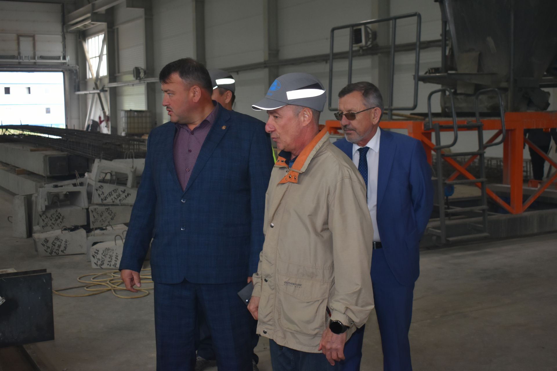 Район башлыгы Альберт Рәхмәтуллин Колаңгыдагы тимер-бетон эшләнмәләр заводы эшчәнлеге белән танышты