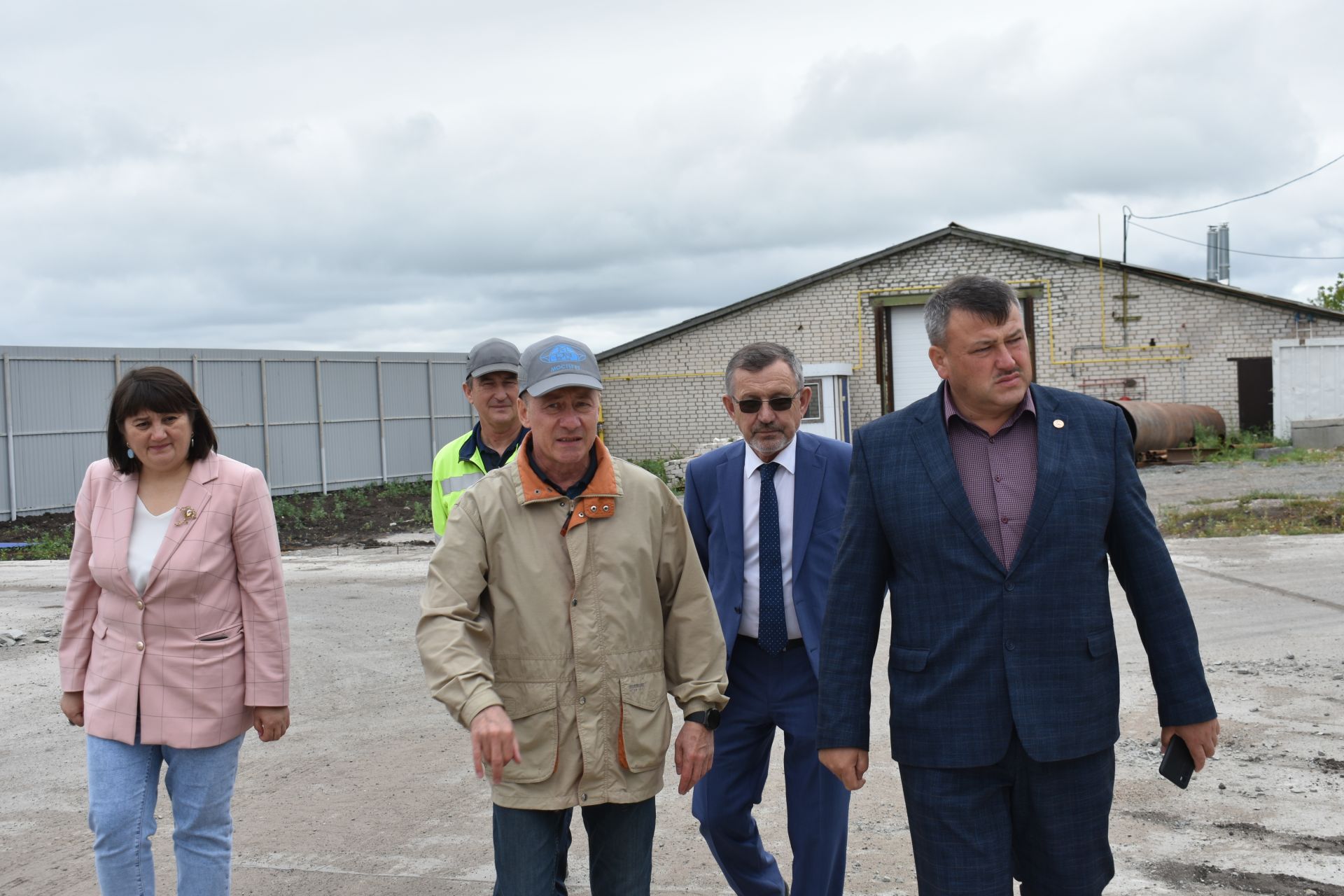 Район башлыгы Альберт Рәхмәтуллин Колаңгыдагы тимер-бетон эшләнмәләр заводы эшчәнлеге белән танышты