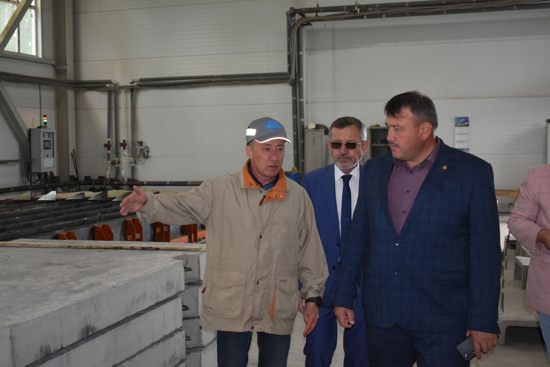Район башлыгы Альберт Рәхмәтуллин Колаңгыдагы тимер-бетон эшләнмәләр заводы эшчәнлеге белән танышты