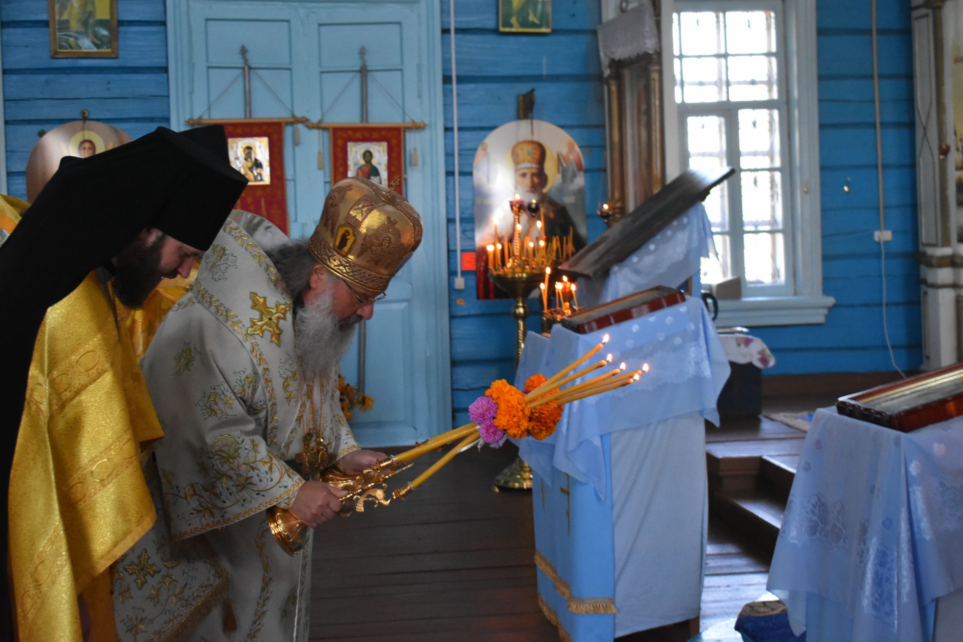 Митрополит Казанский и Татарстанский Кирилл провел божественное богослужение в Успенском храме Кайбицкого района