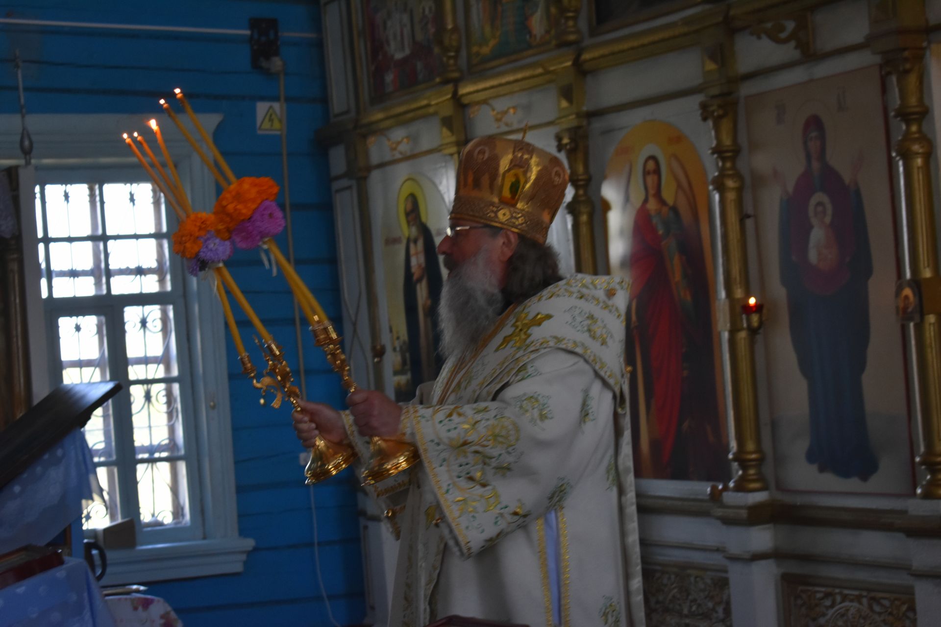 Митрополит Казанский и Татарстанский Кирилл провел божественное богослужение в Успенском храме Кайбицкого района