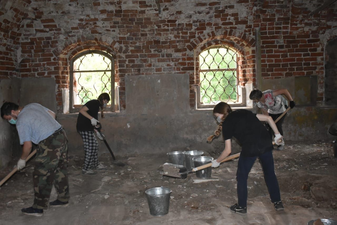 Из Петропавловской церкви села Большая Куланга вычистили полувековой прах