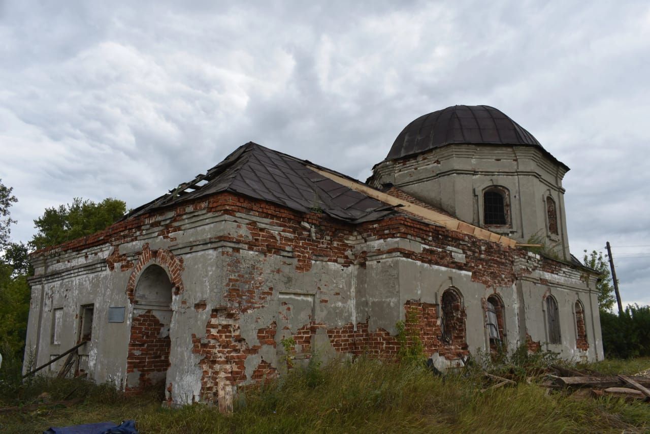 Из Петропавловской церкви села Большая Куланга вычистили полувековой прах
