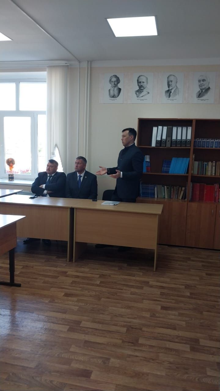 Министр земельных и имущественных отношений РТ провел урок в Большекайбицкой школе