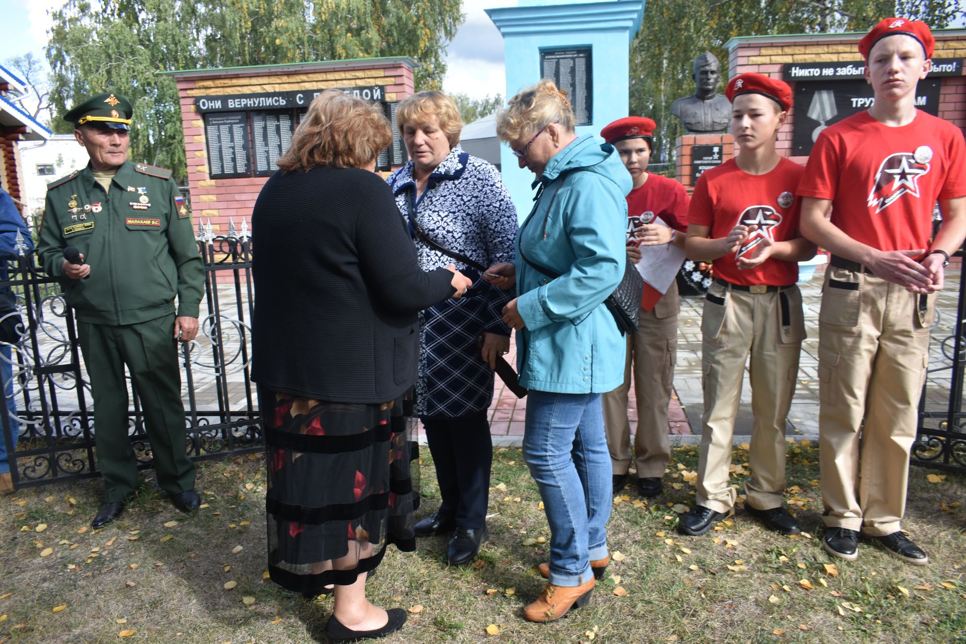 В селе Большое Подберезье состоялся митинг, посвященный Дню танкиста