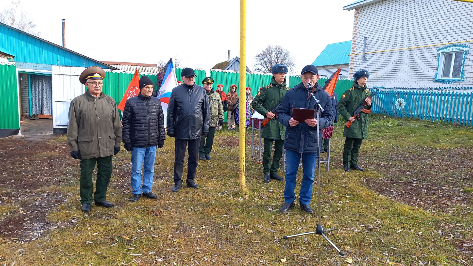 Кошманлылар махсус хәрби операциядә һәлак булган авылдашларын соңгы юлга озатты