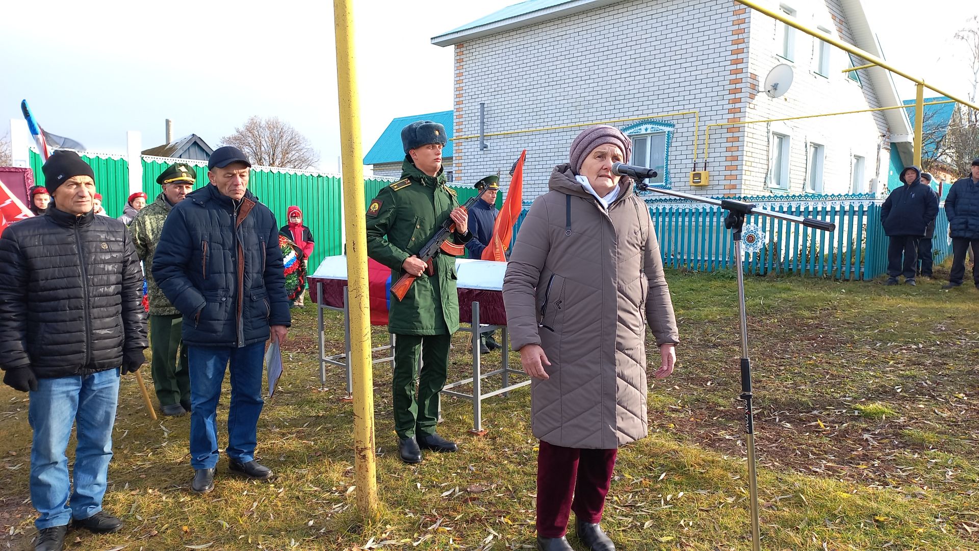 Кошманлылар махсус хәрби операциядә һәлак булган авылдашларын соңгы юлга озатты