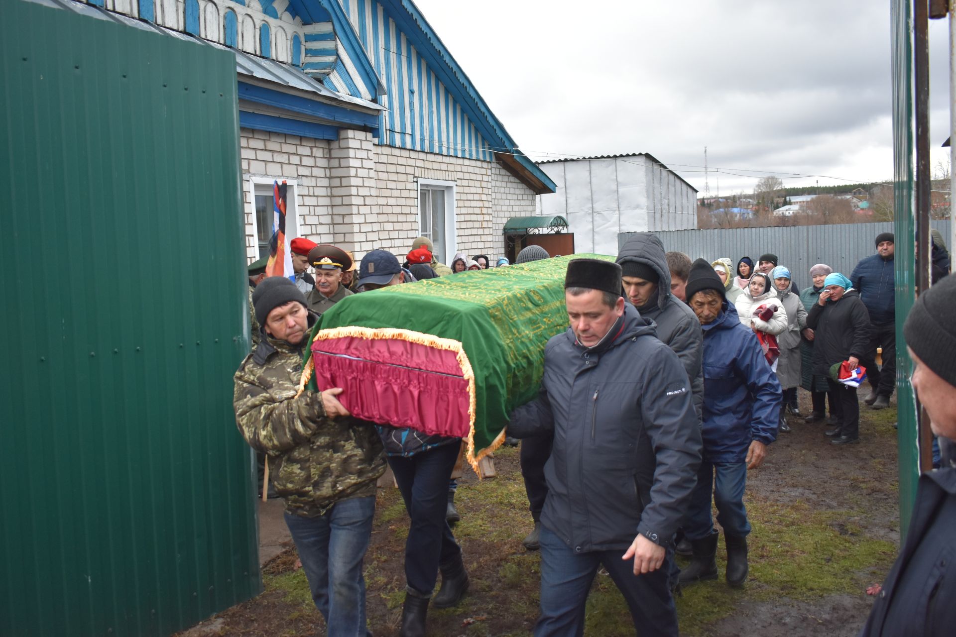 Кайбычта махсус операция зонасында һәлак булган Илгиз Гыйләҗев белән хушлаштылар