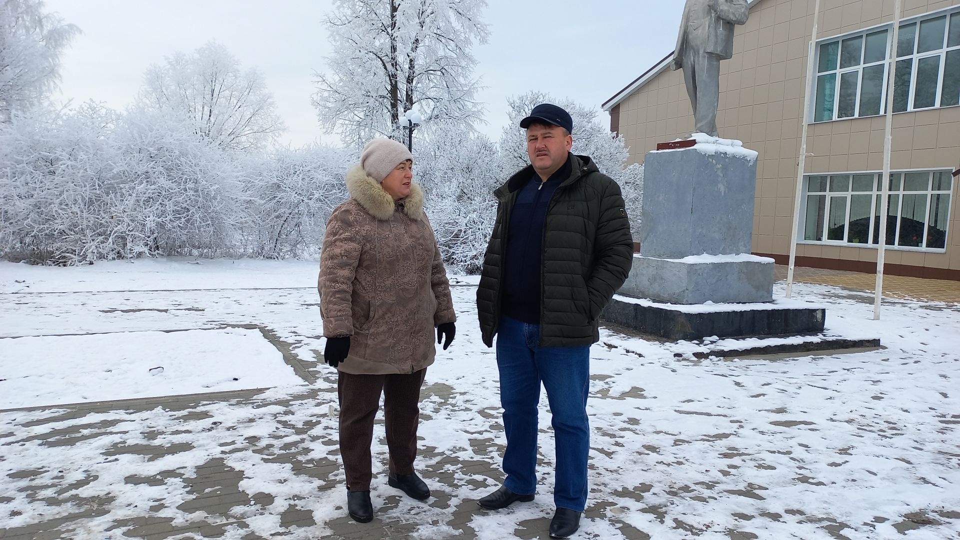 В Большом Подберезье идет благоустройство территории дома культуры и памятника участникам ВОВ