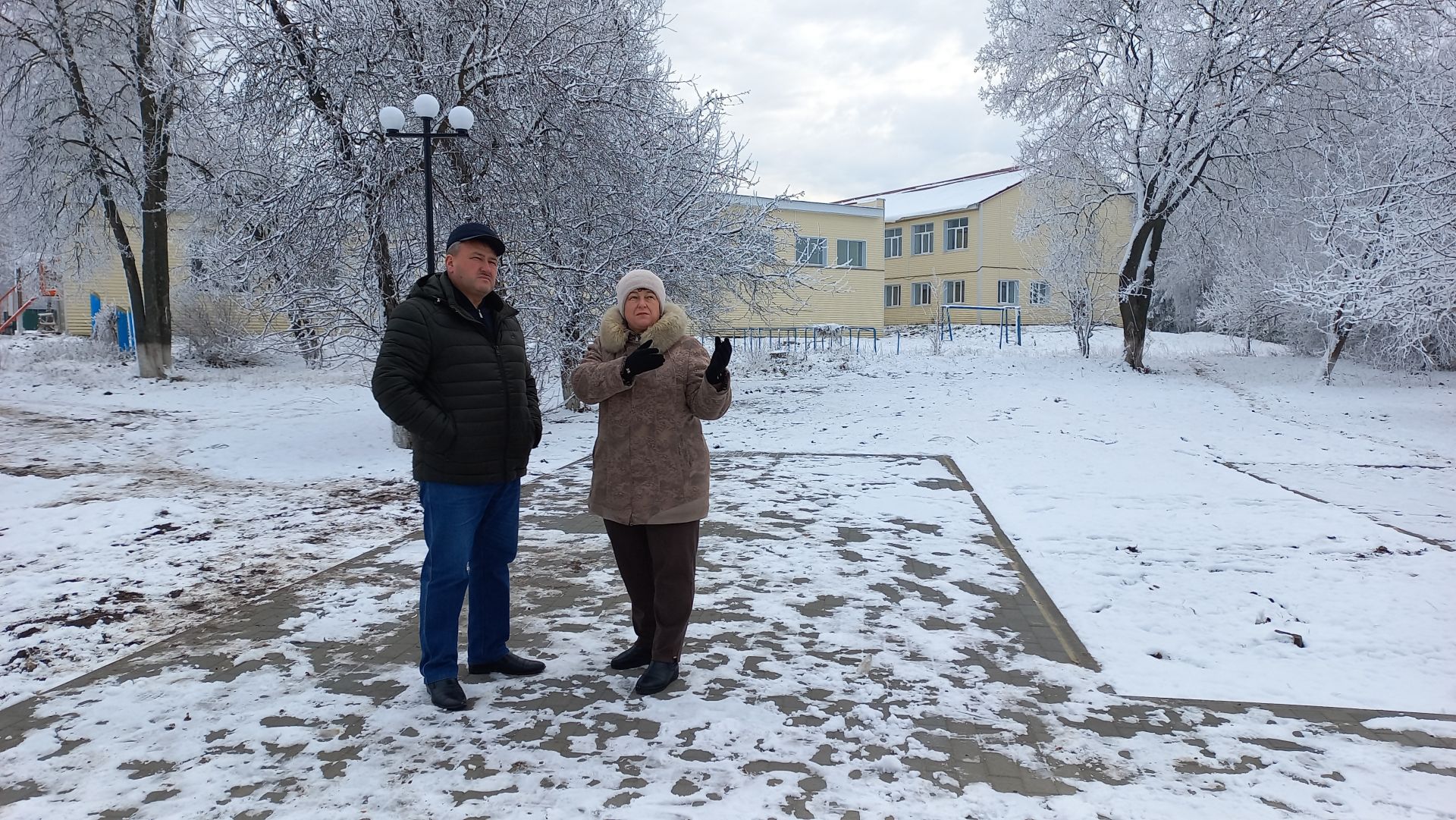 В Большом Подберезье идет благоустройство территории дома культуры и памятника участникам ВОВ