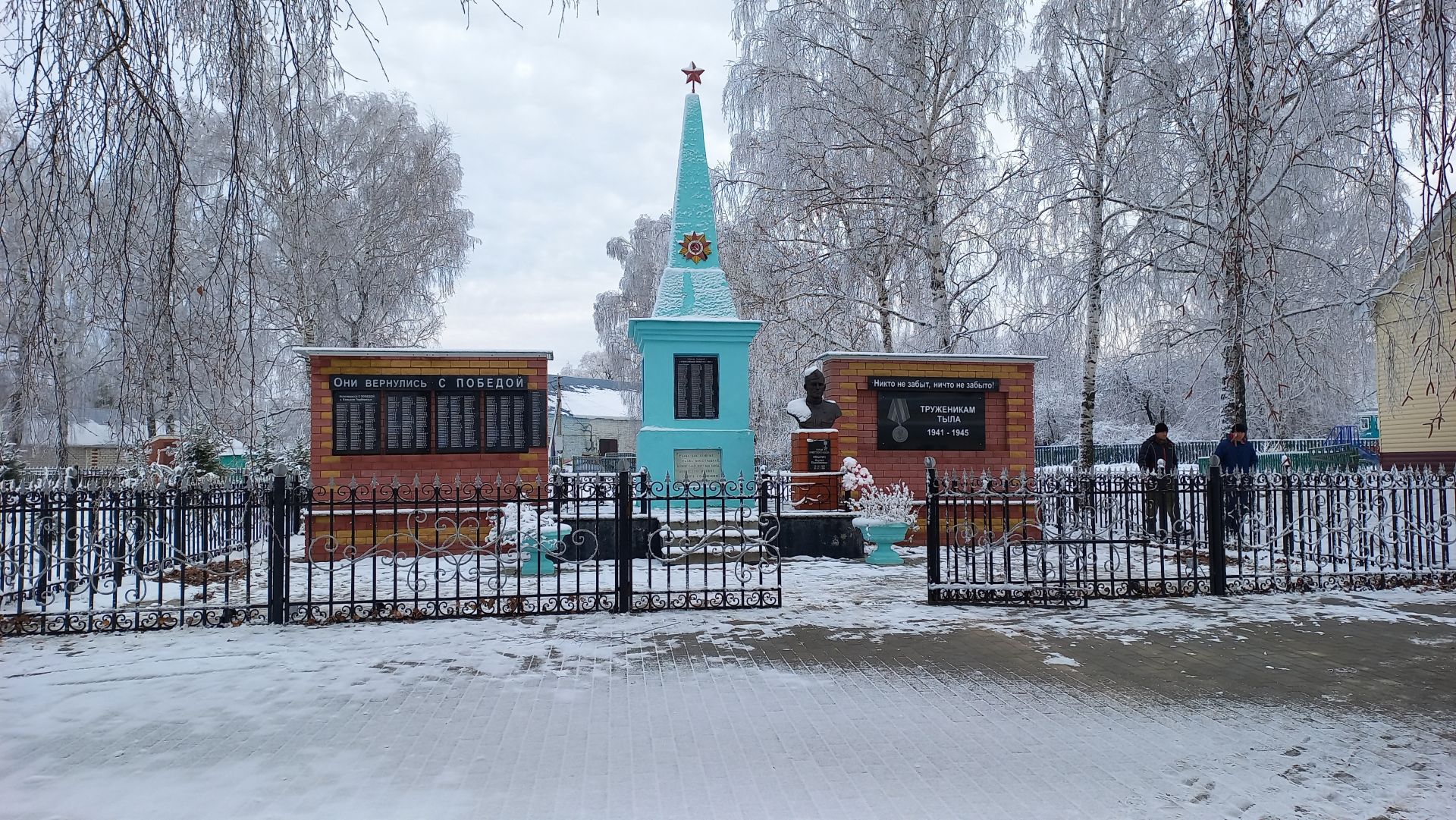 В Большом Подберезье идет благоустройство территории дома культуры и памятника участникам ВОВ