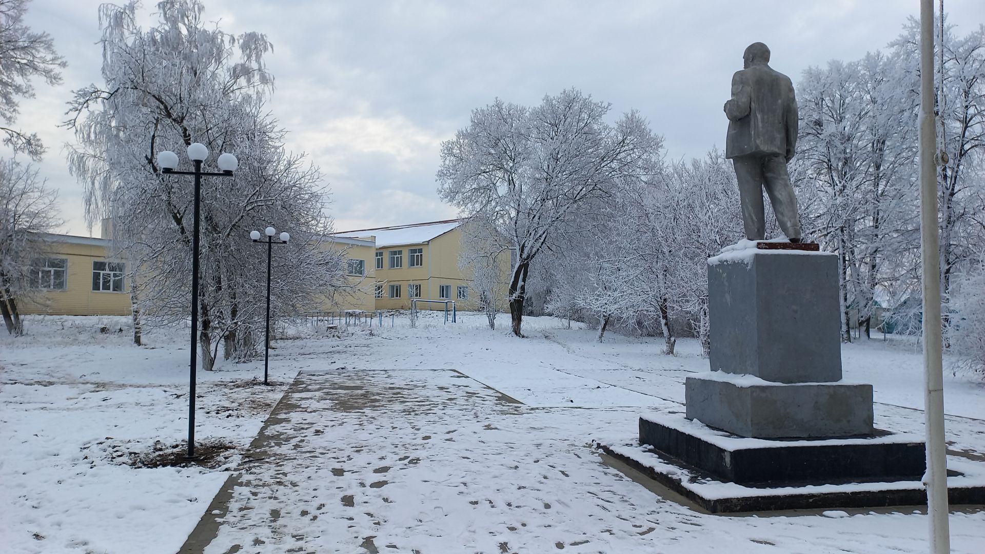 В Большом Подберезье идет благоустройство территории дома культуры и памятника участникам ВОВ