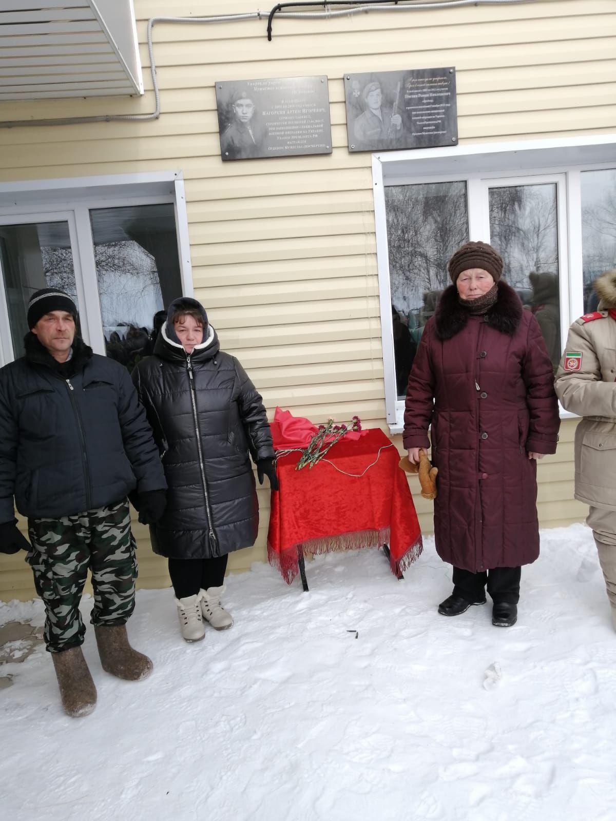 В Большом Подберезье открыли мемориальную доску в память героически погибшего участника спецоперации Романа Пчелина