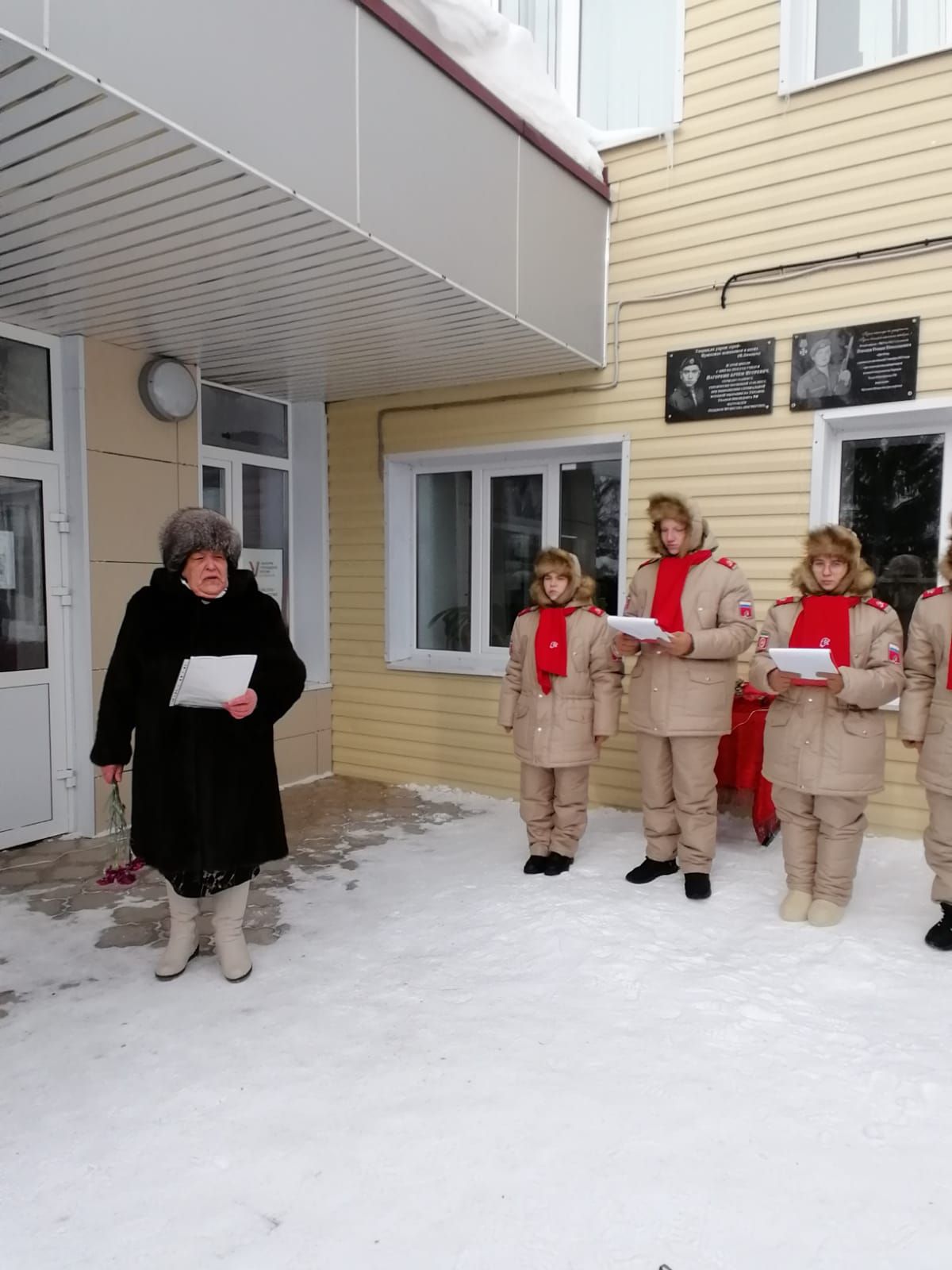 В Большом Подберезье открыли мемориальную доску в память героически погибшего участника спецоперации Романа Пчелина