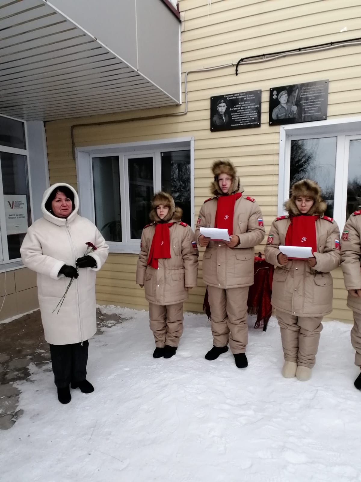 В Большом Подберезье открыли мемориальную доску в память героически погибшего участника спецоперации Романа Пчелина