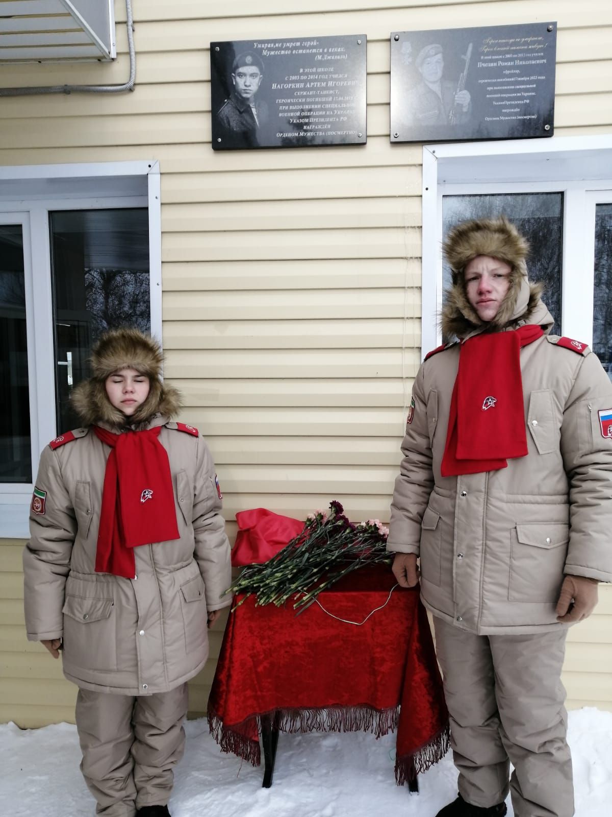 В Большом Подберезье открыли мемориальную доску в память героически погибшего участника спецоперации Романа Пчелина