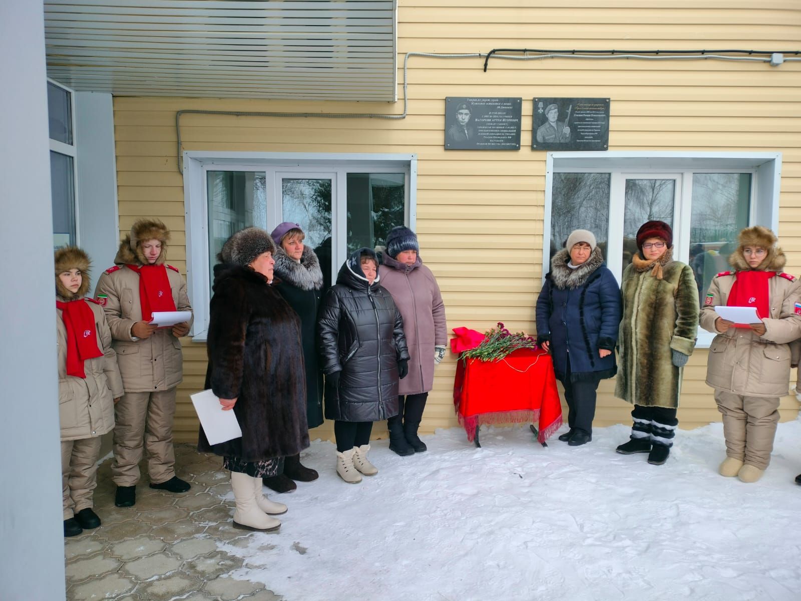 В Большом Подберезье открыли мемориальную доску в память героически погибшего участника спецоперации Романа Пчелина