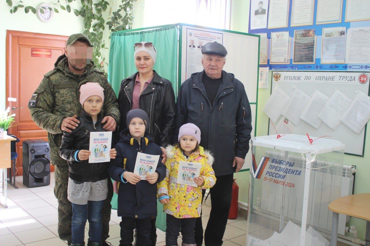 Участник спецоперации на Кулангинский избирательный участок пришел вместе с семьей