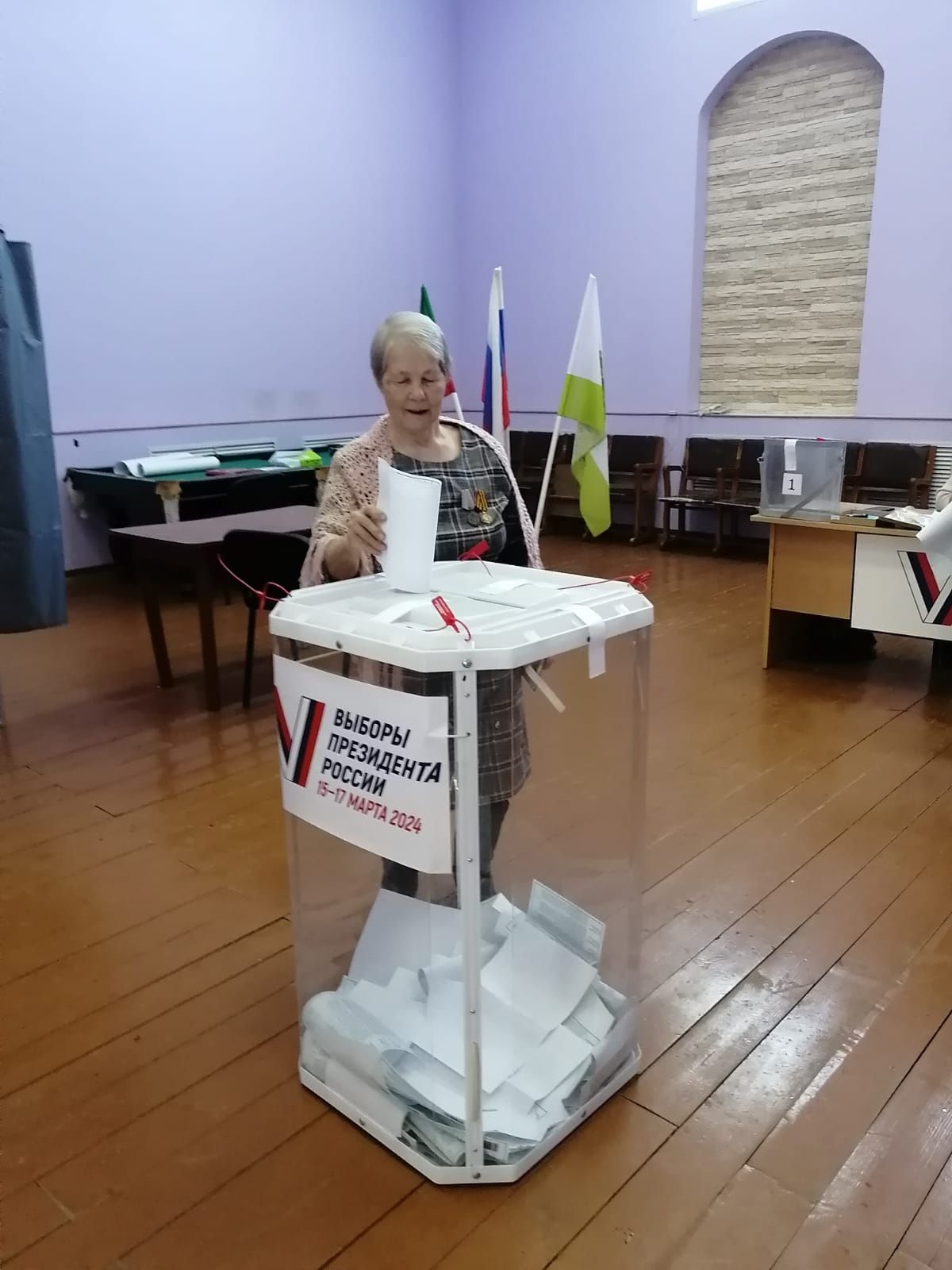 На Большеподберезинском избирательном участке учителя-ветерана поздравили с юбилеем