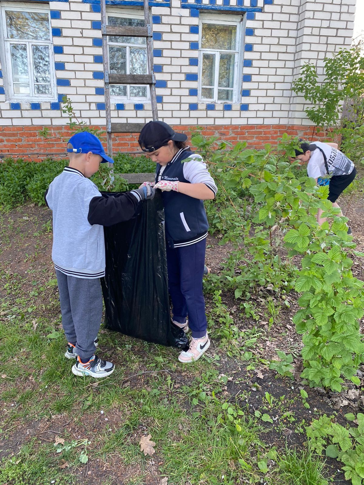 Тимуровцы из Кайбицкого муниципального района помогли бабушке убрать двор