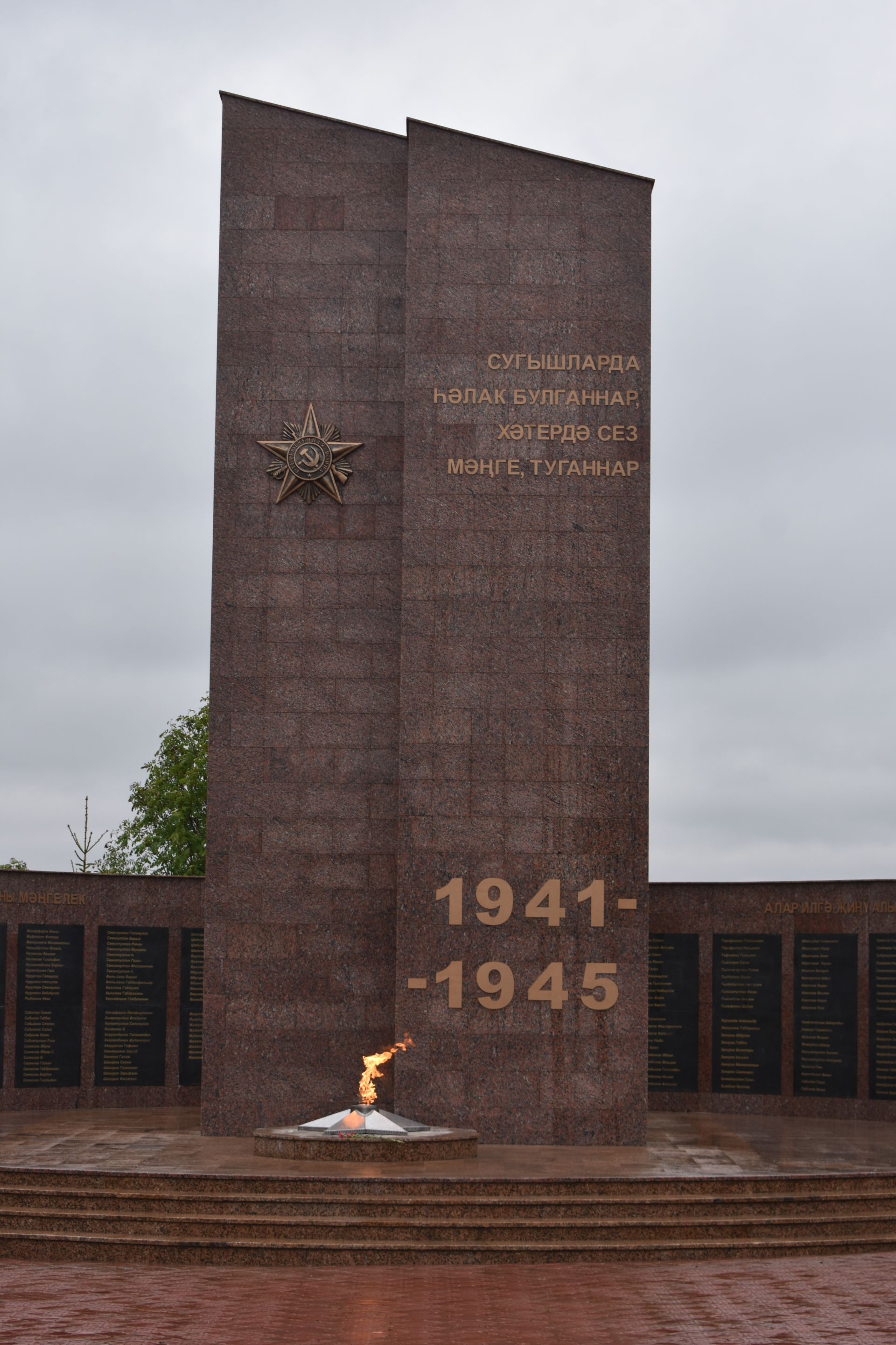 На мемориальном комплексе в Кайбицах зажгли Вечный огонь