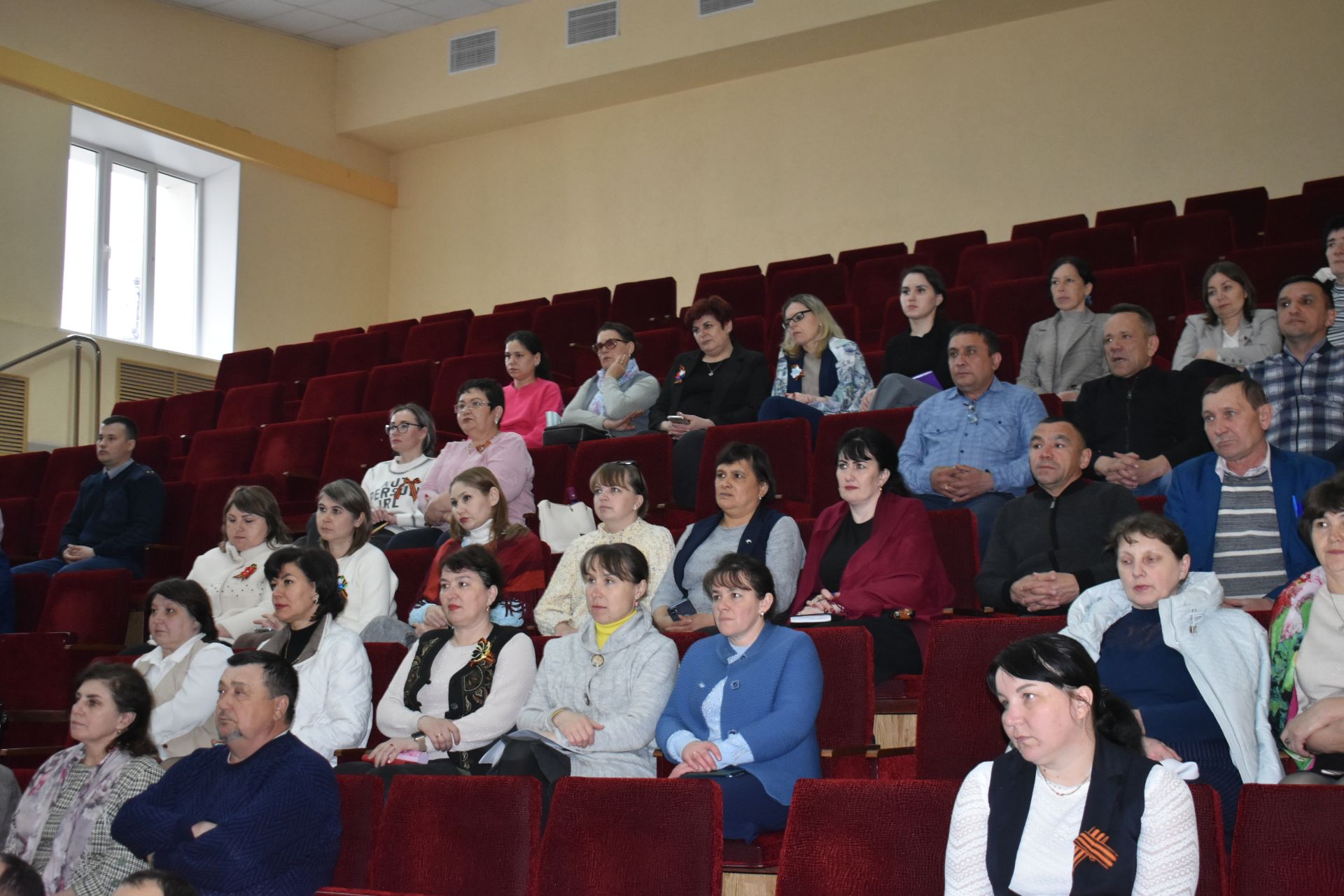 «Газпром межрегионгаз Казан» җәмгыятенең генераль директоры Кайбычта Мәңгелек ут янучы һәйкәлгә чәчәкләр салды