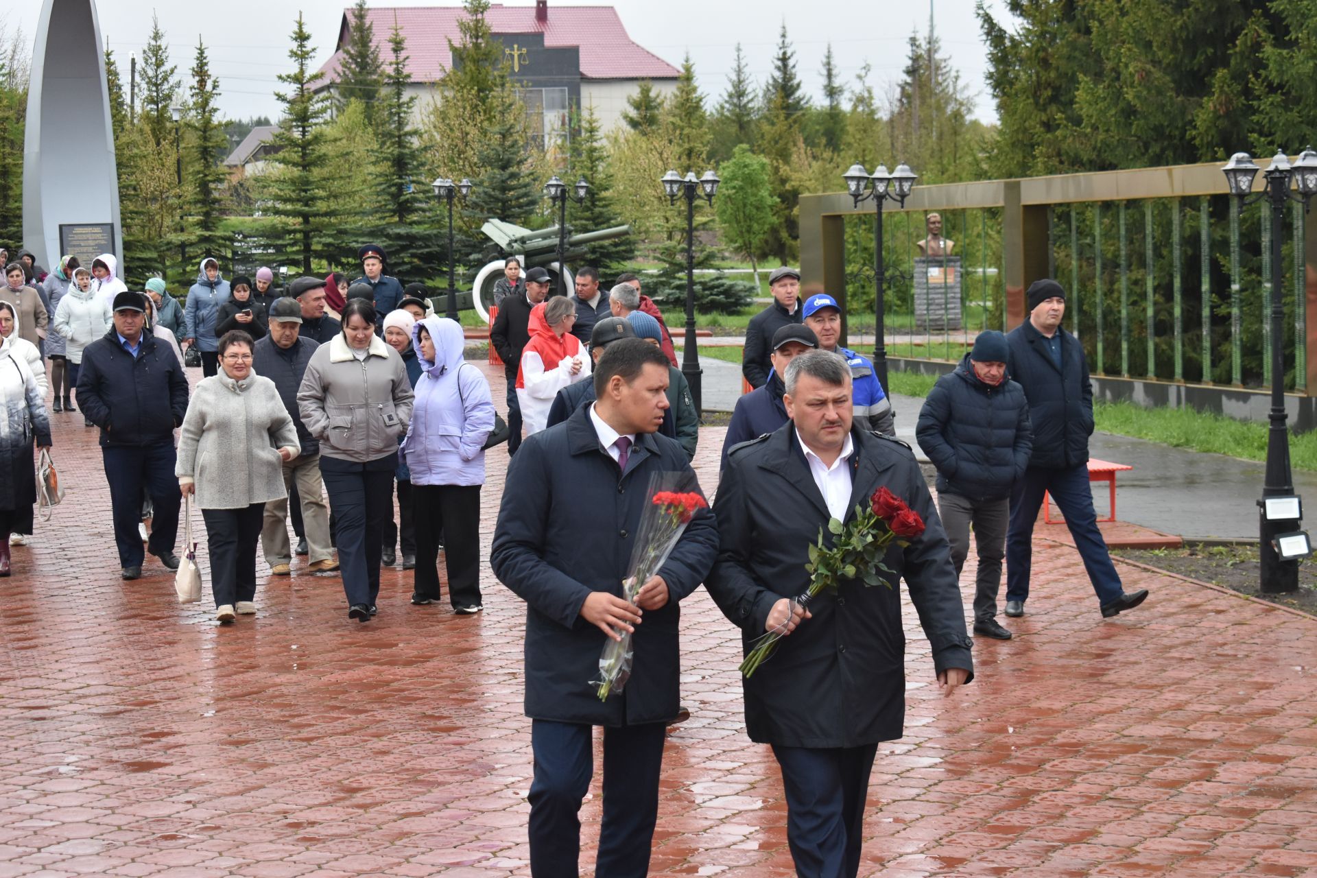 На мемориальном комплексе в Кайбицах зажгли Вечный огонь