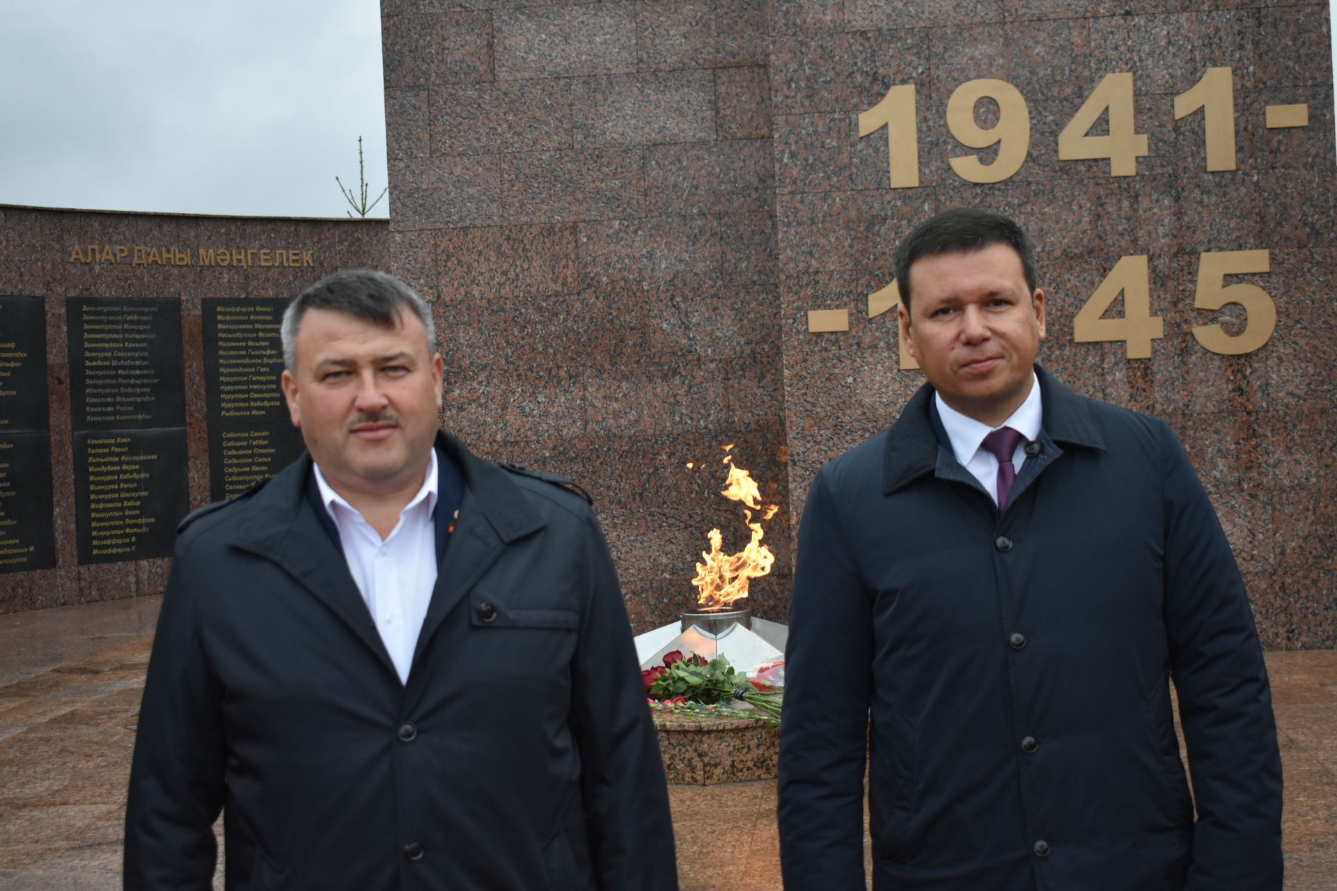 «Газпром межрегионгаз Казан» җәмгыятенең генераль директоры Кайбычта Мәңгелек ут янучы һәйкәлгә чәчәкләр салды
