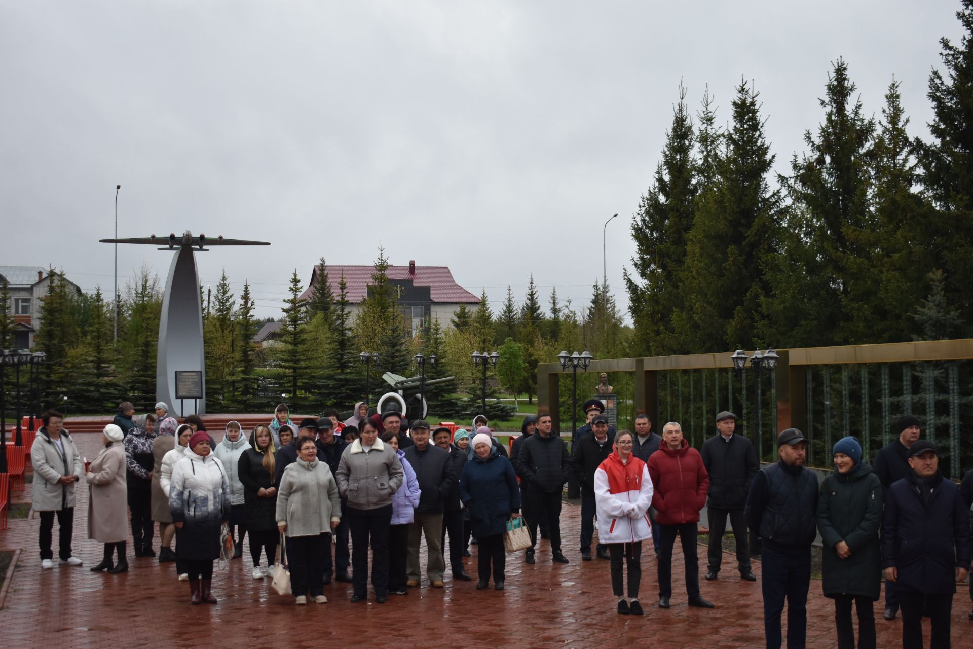 На мемориальном комплексе в Кайбицах зажгли Вечный огонь