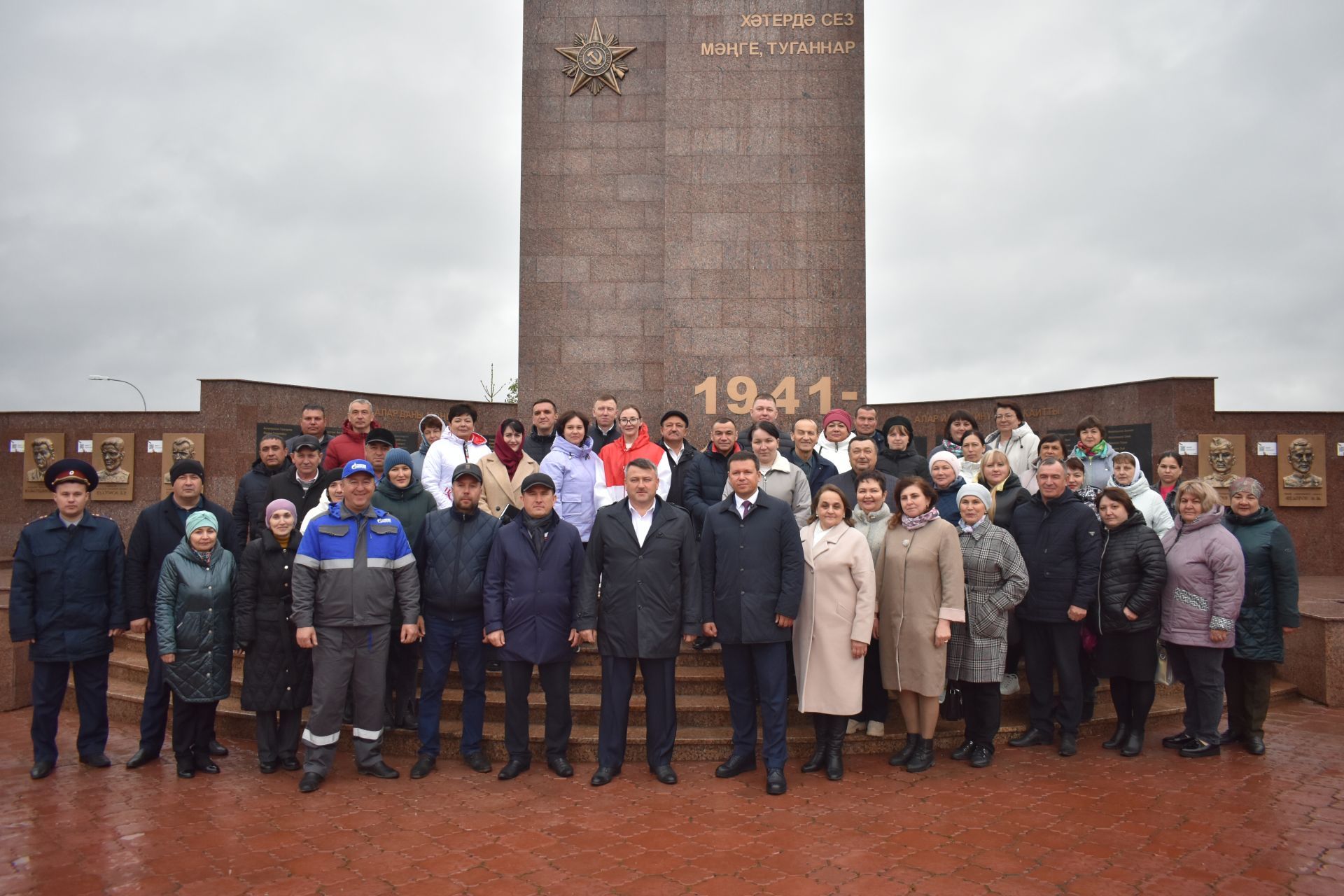 На мемориальном комплексе в Кайбицах зажгли Вечный огонь