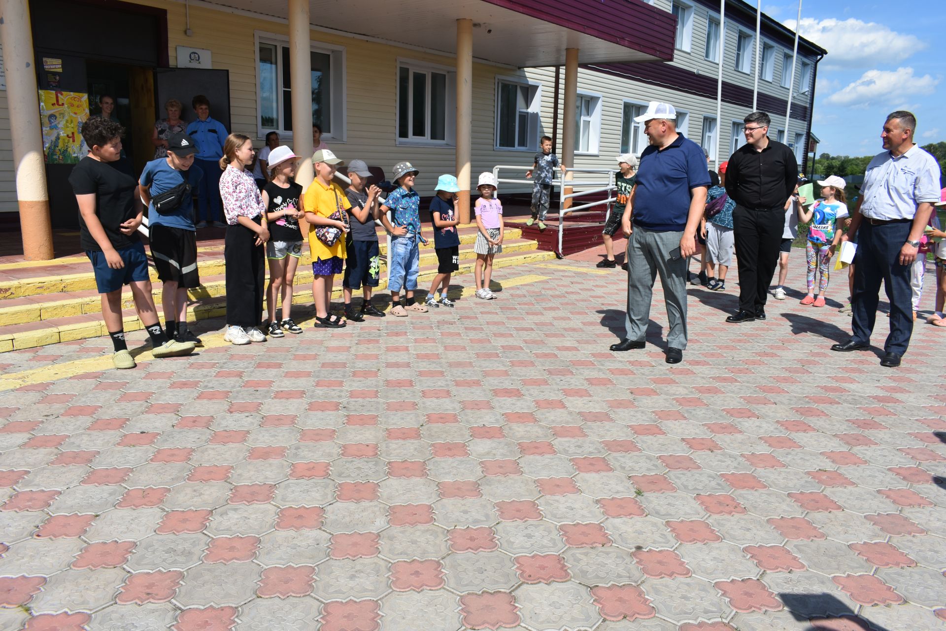 Район башлыгы мәктәпләрнең һәм балалар бакчаларының яңа уку елына әзерлеге белән танышуын дәвам итә