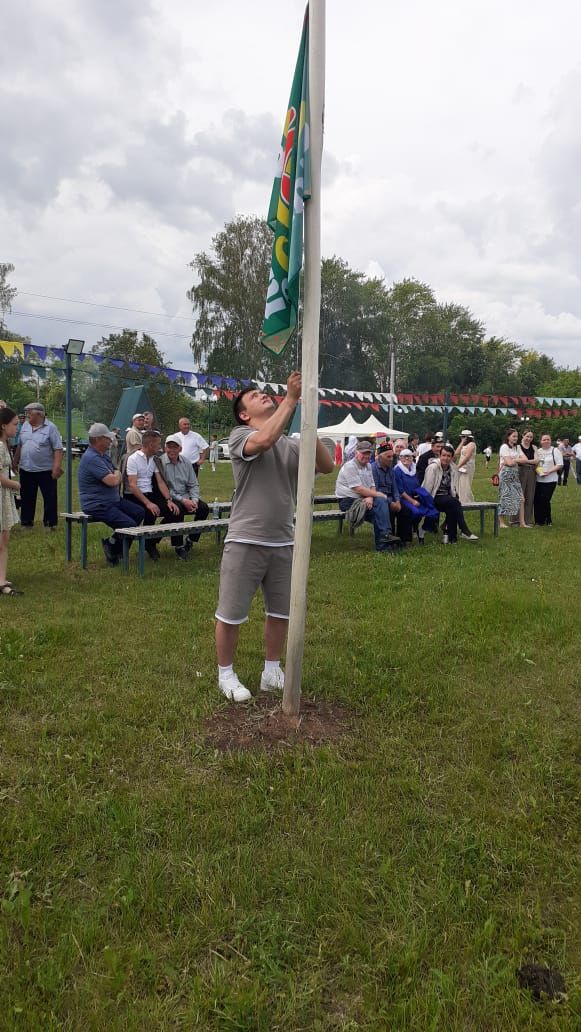 Кошман Сабан туеның абсолют батыры үзенә бирелгән тәкәне беренче урынны алган яшь көрәшчегә бүләк итте