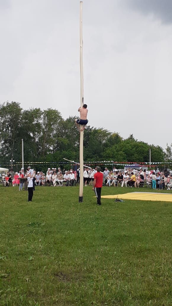 Кошман Сабан туеның абсолют батыры үзенә бирелгән тәкәне беренче урынны алган яшь көрәшчегә бүләк итте