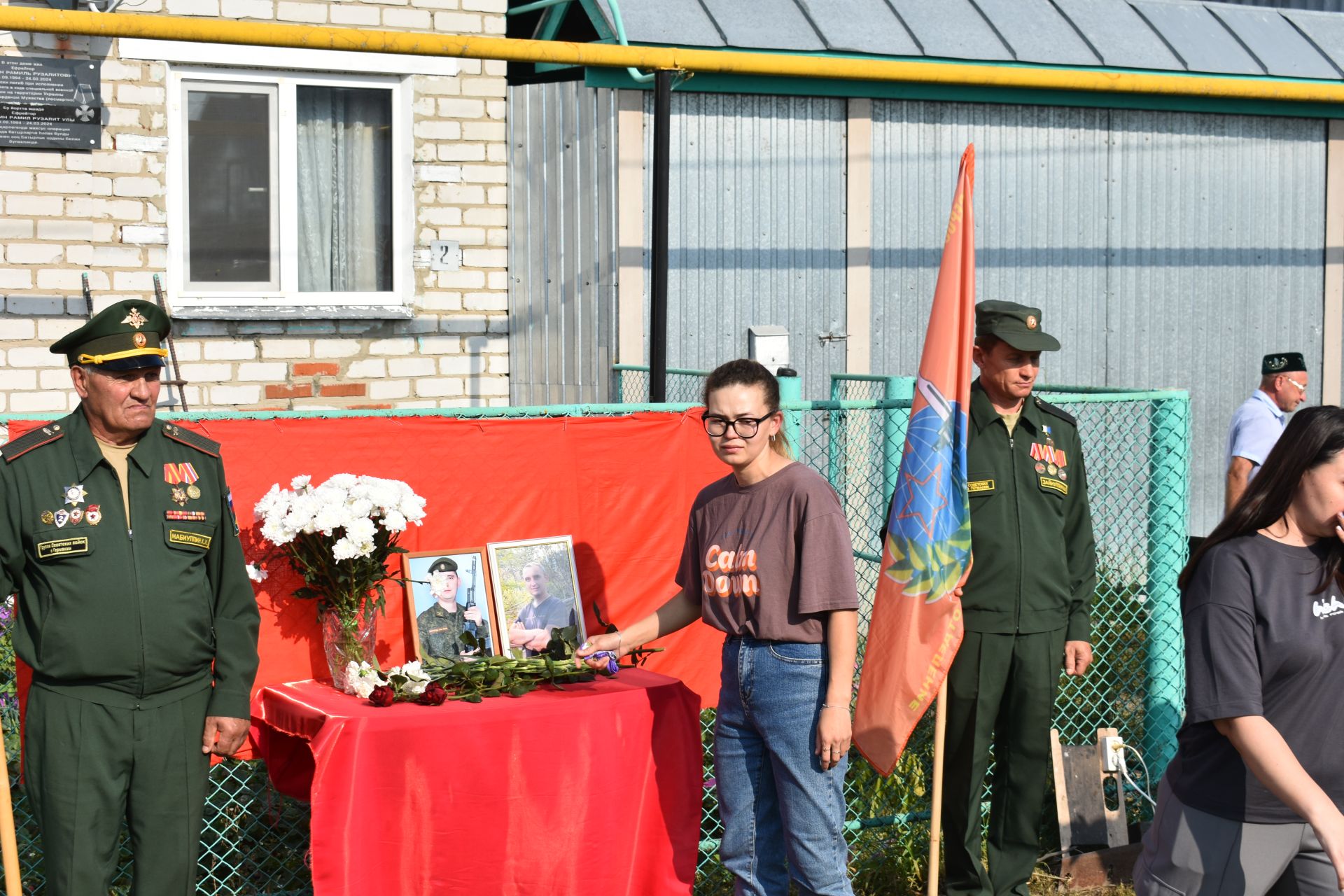 Борындыкта хәрби операция зонасында һәлак булган Рамил Тимершин яшәгән йортка мемориаль такта куелды