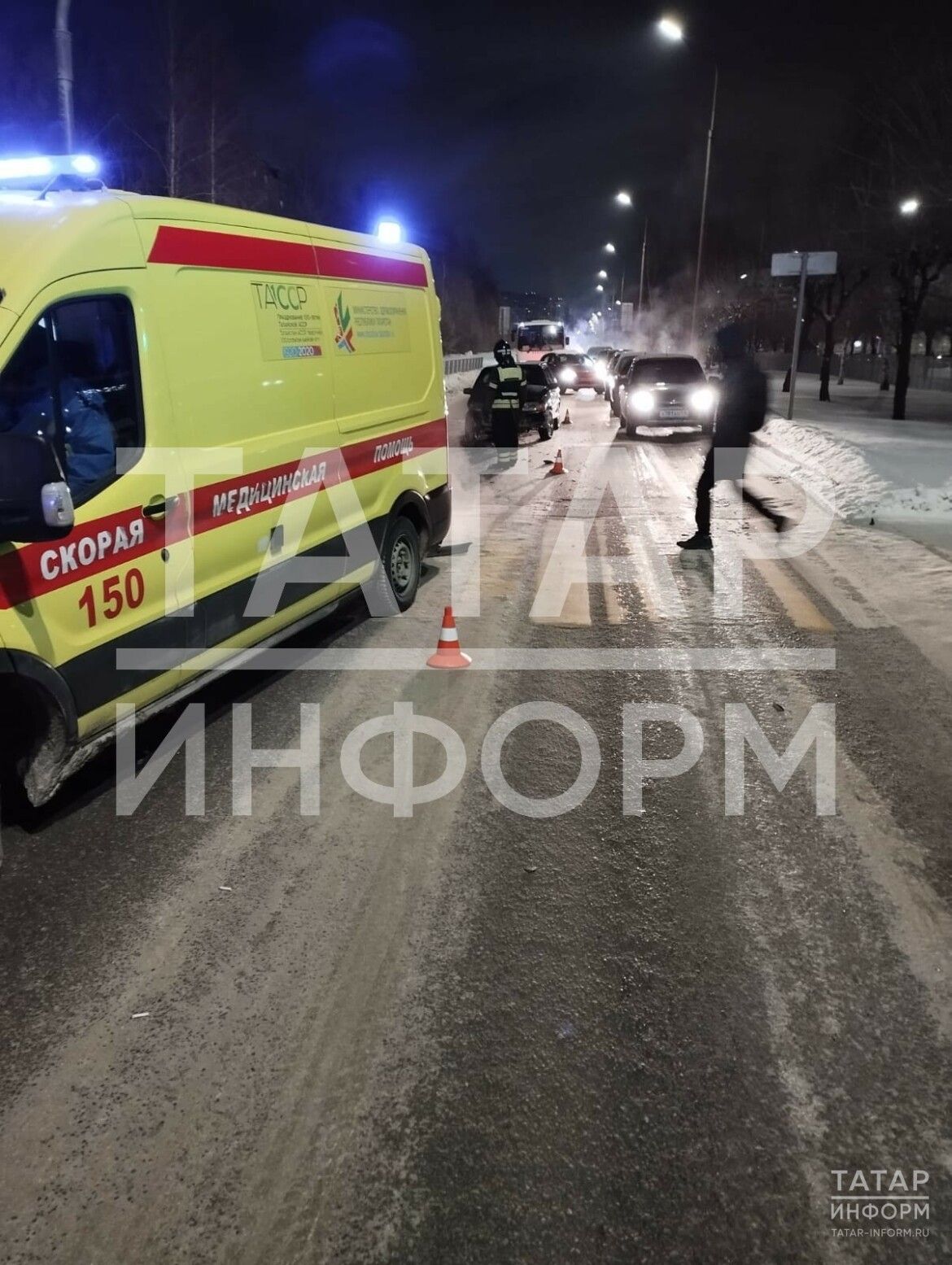 Водитель такси и его пассажирка пострадали после столкновения с легковушкой в Казани