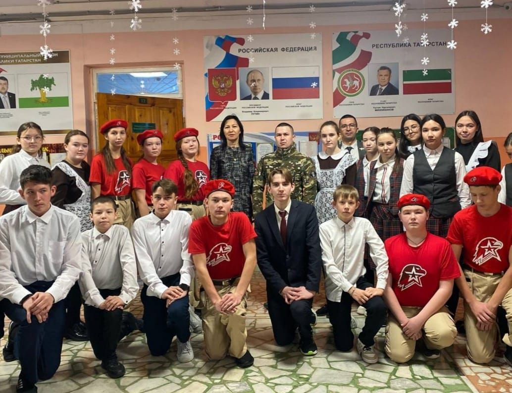 На последней встрече выпускник Хозесановской школы - боец СВО - говорил о патриотизме
