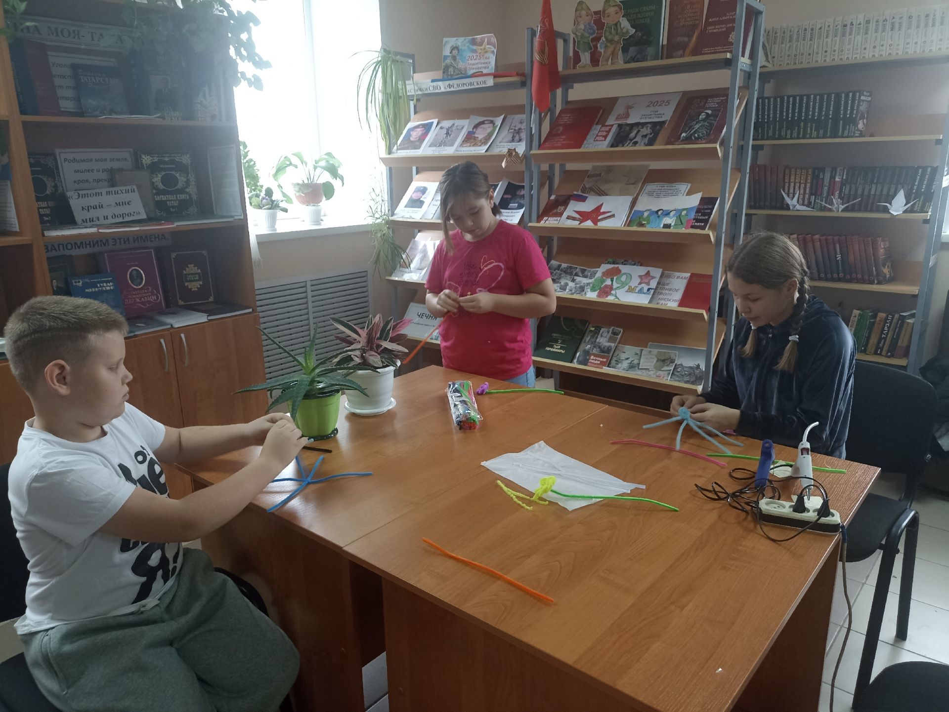 В Федоровской сельской библиотеке во время осенних каникул прошёл мастер-класс «Чудеса из синельной проволоки»