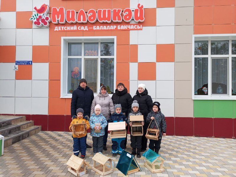 МБУ ДО ЦВР «ЭКО» передало часть кормушек, изготовленных в рамках районного конкурса «Кормушка своими руками», в МБДОУ Большекайбицкий детский сад «Миляшкай»