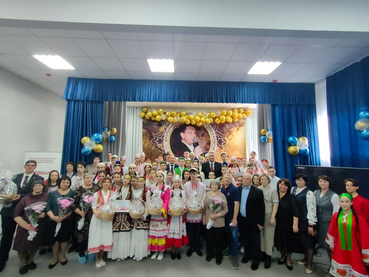 В Федоровской школе состоялся юбилейный фестиваль «Цветок дружбы», посвященный памяти директора Михаила Серякова