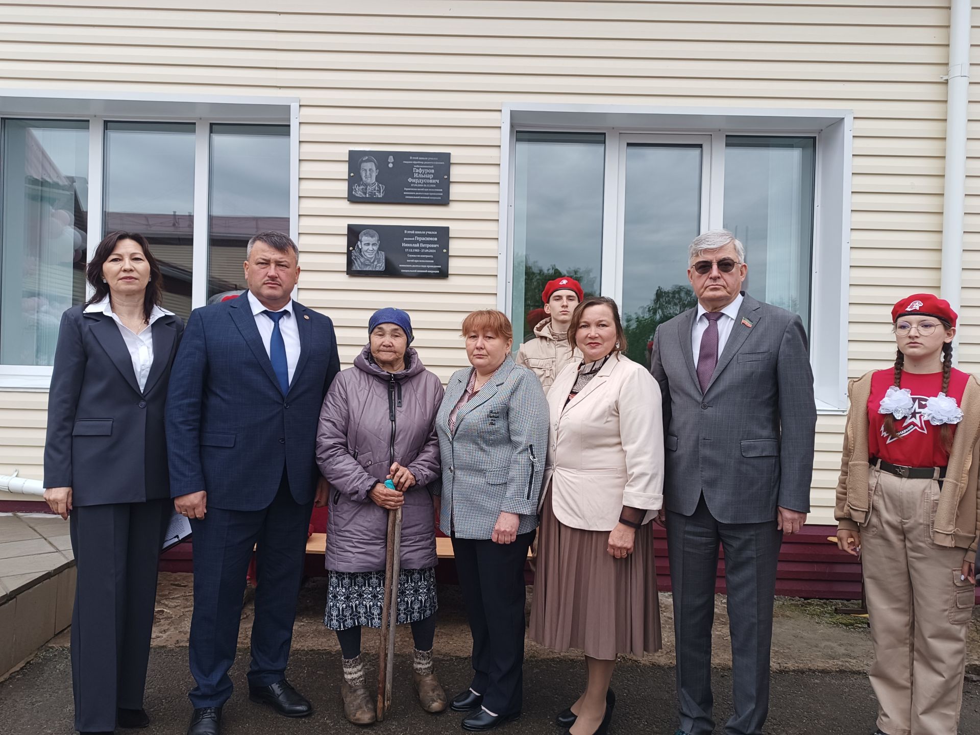 На фасаде Хозесановской школы установили мемориальные доски односельчанам – участникам спецоперации