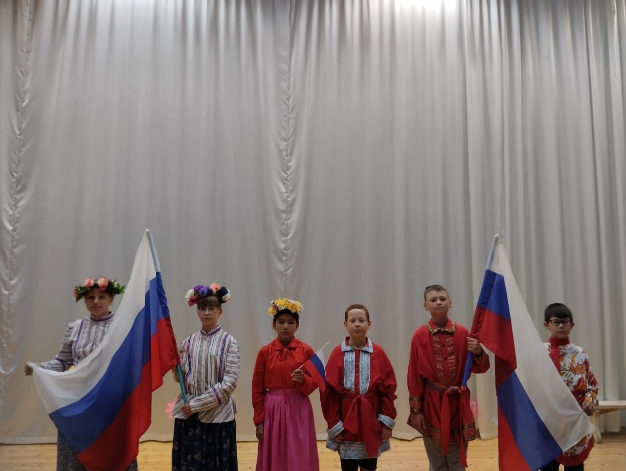 Сотрудники культуры и преподаватели Большеподберезинской школы организовали тематический вечер для ребят из летнего лагеря, посвященный Дню России