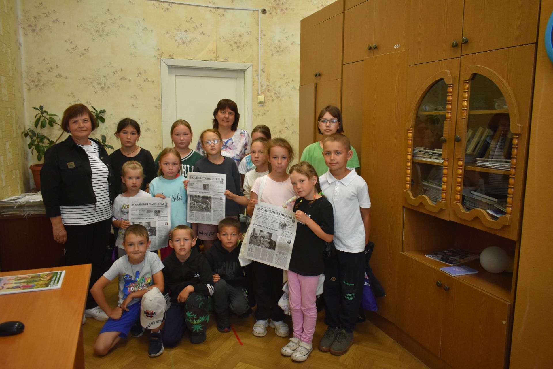 В редакцию газеты «Кайбыч таңнары» («Кайбицкие зори») заглянули ребята из пришкольного лагеря «Дубок» Молькеевской школы