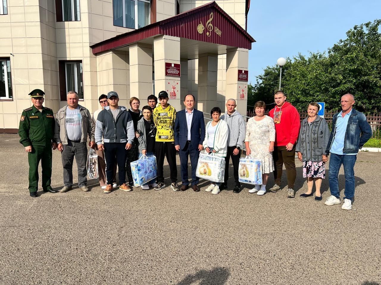 Четверо молодых людей из Кайбицкого района отправляются служить в Российскую армию